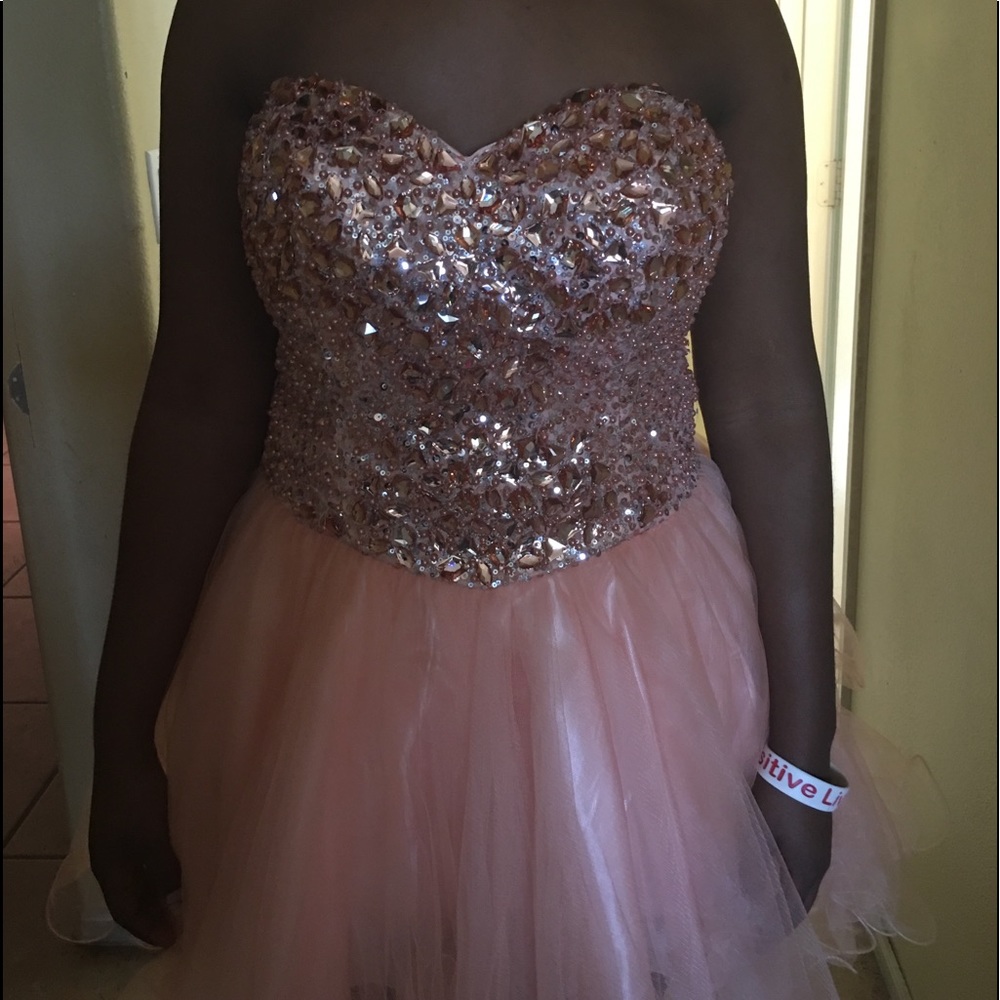 Elegant dress! Short with rhinestones beautiful